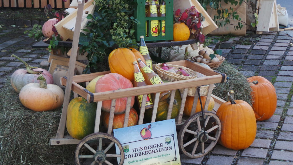 Wagen mit Kürbissen und Apfelsaft auf dem Hundinger Apfelmarkt
